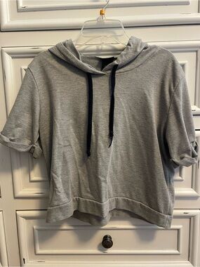 Cropped Light Gray Short Sleeve Hoodie with Black Drawstrings